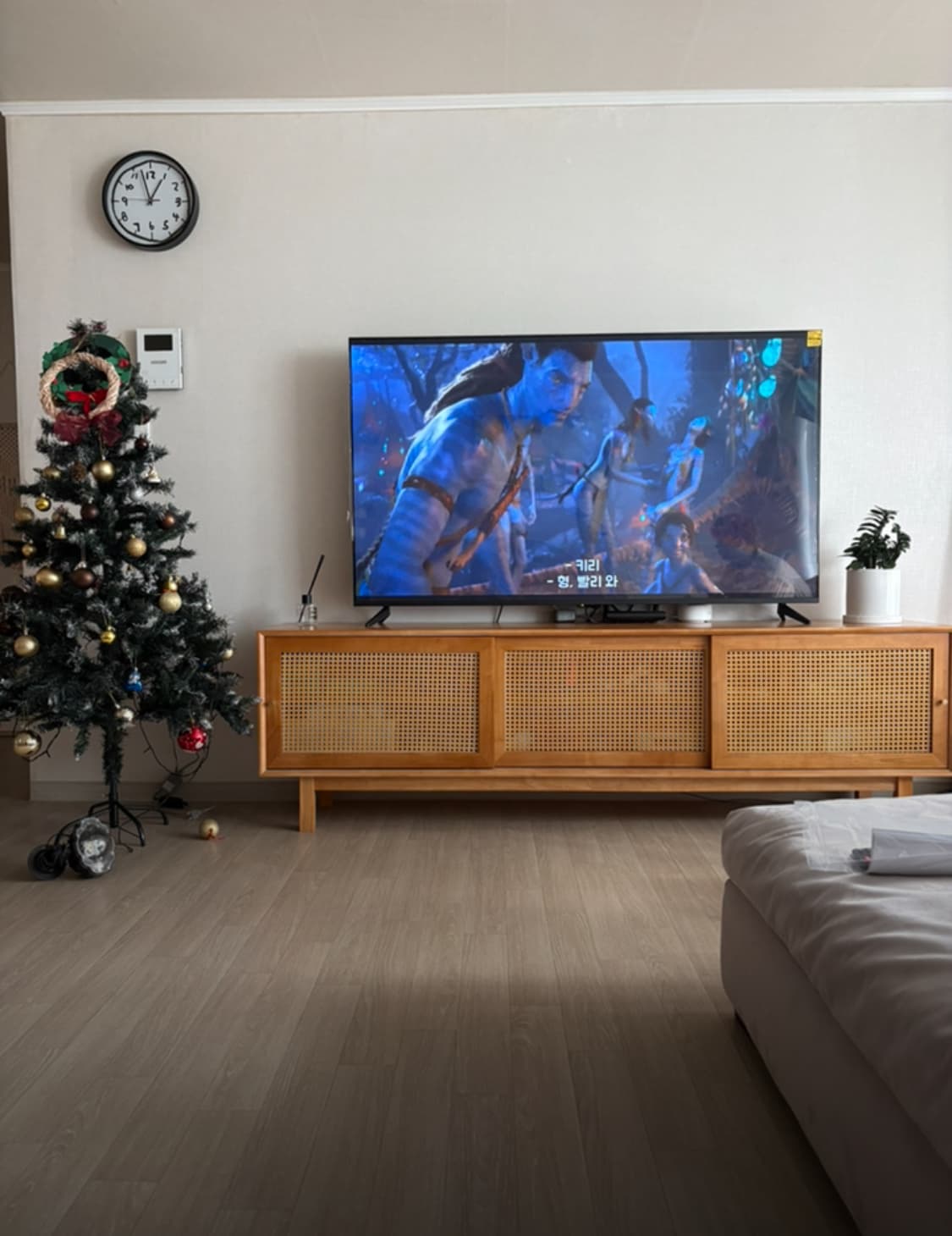 거실 대형 TV 설치
